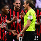 Pervis Estupiñán (i) reclamó la expulsión al árbitro en AC Milan vs Napoli.