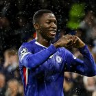 Moisés Caicedo del Chelsea celebra su primer gol en la Champions.