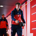 Piero Hincapié (detrás) cuando arribaba al juego ante Brighton con el resto del equipo del Arsenal.