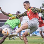 Barcelona en entrenamiento en las canchas alternas en el estadio Monumental.