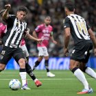 Alan Franco (i) de Atlético Mineiro disputa en balón con Jean Pierre Arroyo (i- atrás) de Independiente del Valle.