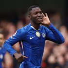 Moisés Caicedo jugador del Chelsea que recibiráa Barcelona.