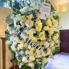 Uno de los tantos ramos de flores que llevaron a Mario Pineida.