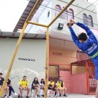 Los equipos esperan a un lado de la cancha su turno para jugar.