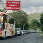 Retorno lento y riesgoso: cientos de vehículos avanzan con dificultad por la vía E20, en medio de advertencias por alta siniestralidad y trabajos viales.