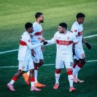 Jeremy Arévalo (d) junto a sus compañeros en el amistoso ante el Luzern de Suiza.