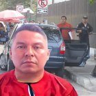 El cuerpo de Gabriel Espinoza quedó sobre la vereda, junto al vehículo que conducía.
