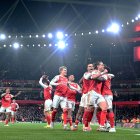Arsenal lidera la Premier League sin oposición.