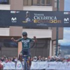 El ciclista Elvis Cotacachi (i) tomó la decisión de parar su pretemporada y planificación del año, para dedicarse a buscar ayuda para su padre, quien sufre de cáncer