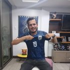 Daniel luce la camiseta de la Tri que llevará al Mundial, junto a dos amigos.