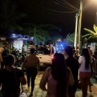 Agentes policiales y ciudadanos se congregan en el recinto de Same, Atacames, tras el ataque armado que cobró la vida de Darío Vera.