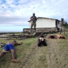 Militares de la Armada del Ecuador custodian a los detenidos durante el operativo en Quinge, Muisne, tras la desarticulación de una célula de “Los Tiguerones”.