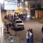 Moradores se congregan en la intersección de las calles Luis Vargas Torres y R. Cajeao, en el centro de La Unión