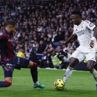 El delantero del Real Madrid Vinicius Jr y el defensa del Levante Manuel Sánchez, durante el partido de LaLiga disputado el sábado 17 de enero de 2026.