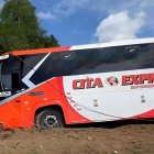 Bus de Cita Express quedó incrustado en un cerramiento tras perder pista en La Marujita, Quinindé; se reportan solo daños materiales.