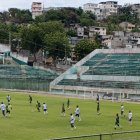 Jugadores de Esmeraldas Petrolero disputan el amistoso conmemorativo en el estadio Jorge Anderson, rodeados del fervor barrial y la memoria de un ascenso histórico.