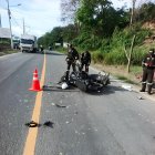 Agentes policiales inspeccionan la motocicleta siniestrada tras el accidente ocurrido en Vuelta Larga, Esmeraldas, que dejó gravemente herido al artista "Viejo Lango".