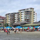 La playa de Tonsupa, escenario turístico habitual, fue también el entorno del trágico caso de una adolescente que murió al caer desde un noveno piso.