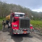 Personal militar inspecciona un tráiler con tanque de combustible en zona rural de Esmeraldas, tras operativo por perforación clandestina del poliducto.