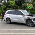 Vehículo liviano tipo Vitara quedó con graves daños en la parte frontal tras el choque con un bus escolar en la vía Quinindé–Santo Domingo.