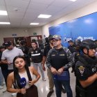 La Policía Nacional interviene en instalaciones de Segura EP, en Guayaquil, con el ministro John Reimberg (c) al frente.