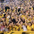 Hinchas de Barcelona hacen malabares para ir a la Libertadores tras el feriado.