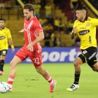 Tomás Molina (i) de Argentinos controla un balón este miércoles, en un partido de la segunda fase de clasificación de la Copa Libertadores entre Barcelona y Argentinos Juniors, en el estadio Monumental de Guayaquil.