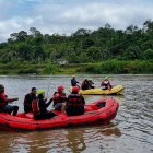 Rescatistas del Cuerpo de Bomberos de Quinindé realizan labores de búsqueda en el río Blanco, apoyados con botes inflables y equipos de seguridad.