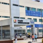 Fachada del Hospital Delfina Torres de Concha, donde ingresaron los dos jóvenes heridos tras el ataque armado registrado en el sector San Jorge Bajo.