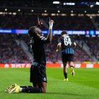 El defensor ecuatoriano se redimió tras un autogol en Bélgica y marcó ante Atlético en el Metropolitano.