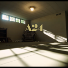 El primer tráiler oficial de Backrooms sumerge al espectador en pasillos interminables y perturbadores, marcando el salto del terror liminal de internet al cine