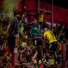 Céliz festejando con la hinchada de Barcelona SC en Buenos Aires.