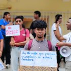 Una estudiante sostiene un cartel durante el plantón realizado en los exteriores de la Universidad Técnica Luis Vargas Torres.