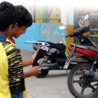 La regulación planteada contempla excepciones para plataformas educativas y control parental.