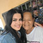 La creadora de contenido Alebamaaa (izquierda) y doña María Delia se juntaron para dar vida a ‘La abuelita de la tienda’.