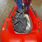 Bomberos de Quinindé recuperan un cuerpo en el río Esmeraldas, a la altura de Majua, durante un operativo con apoyo policial y presencia ciudadana.