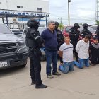 El exasambleísta (de pie), es uno de las 13 personas aprehendidas en el operativo realizado en tres provincias.