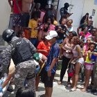 Vecinos y familiares se aglomeraron en la calle Zamora, mientras la Policía acordonaba el área del crimen y levantaba indicios sobre el asesinato del adolescente.