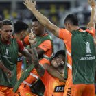 Jugadores de Barcelona SC celebran el gol de Milton Celiz.