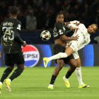 Pacho (i) contuvo con su marca personal al delantero Joao Pedro.