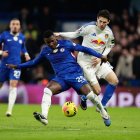 Moisés Caicedo es titular fijo en la volante de Chelsea.