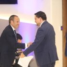 Francisco Egas recibe la felicitación de uno de los asistentes tras ser reelecto presidente de la FEF.