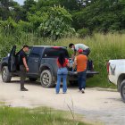 Agentes y moradores colaboran en el levantamiento del cuerpo hallado en la playa del recinto África, en medio de la conmoción que generó el hallazgo.