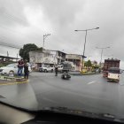 Moto lineal en la que se movilizaba la servidora policial quedó tendida en la calzada tras el impacto con una camioneta en la avenida Jorge Chiriboga, Quinindé.