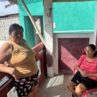 Antonia Baque y María Villacreses esperan que sus familiares regresen pronto.