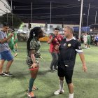 Mónica Quinteros dirige con carácter y se ha convertido en un fenómeno viral en las canchas.
FECHA: 27/03/2025
AG-AGENCIA
AG-PERIODISTA