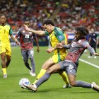 Shene Welepane (d) de Nueva Caledonia disputa el balón con Joel Latibeaudiere (i) de Jamaica en el Estadio Guadalajara.