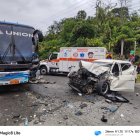 Bus de la cooperativa La Unión y un Jeep colisionaron en la vía E-20, sector El Vergel. Bomberos de Quinindé acudieron al rescate y trasladaron a los heridos al hospital.