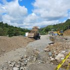 Trabajos de rehabilitación en uno de los tramos más dañados de la vía E‑20, a la altura del recinto El Vergel, jurisdicción del cantón Quinindé.