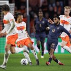 Pedro Vite disputa un balón contra Nathan Aké.